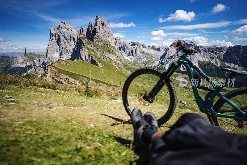 在Dolomites户外山地自行车:放松在Odle Seceda著名的地标